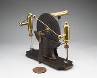 FK 0512
          <br/>
          Elektriseermachine, naar Van Marum
          <br/>
          <em>Marum, Martinus van (1750-1837)</em>